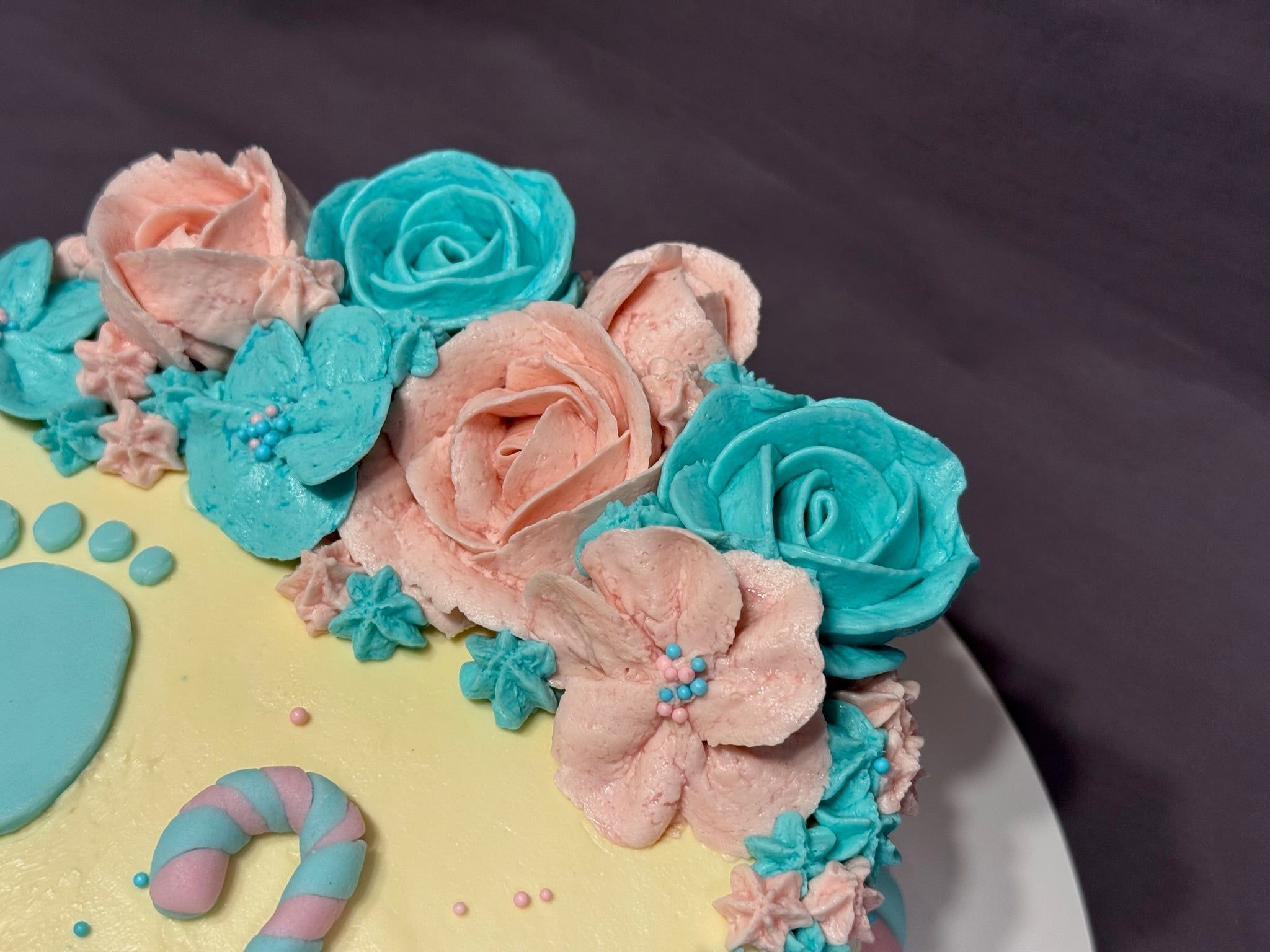 Blick von schräg oben auf den Blütenkranz aus Rosen und Blüten in Rosa und Türkis.